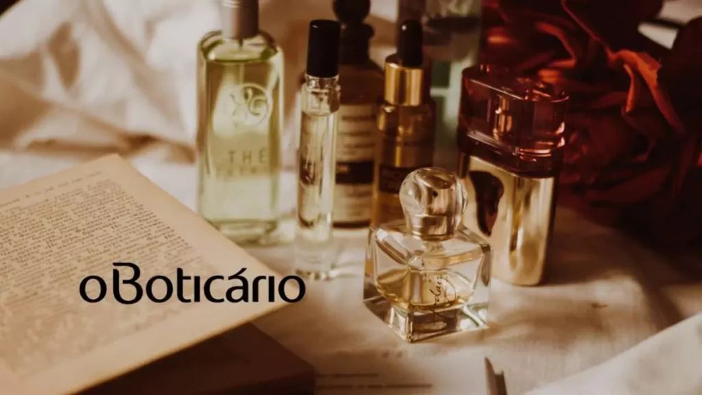 Perfumes Femininos de O Boticário colocados lado a lado em uma mesa