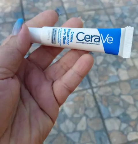 Foto de utilização CeraVe Olhos