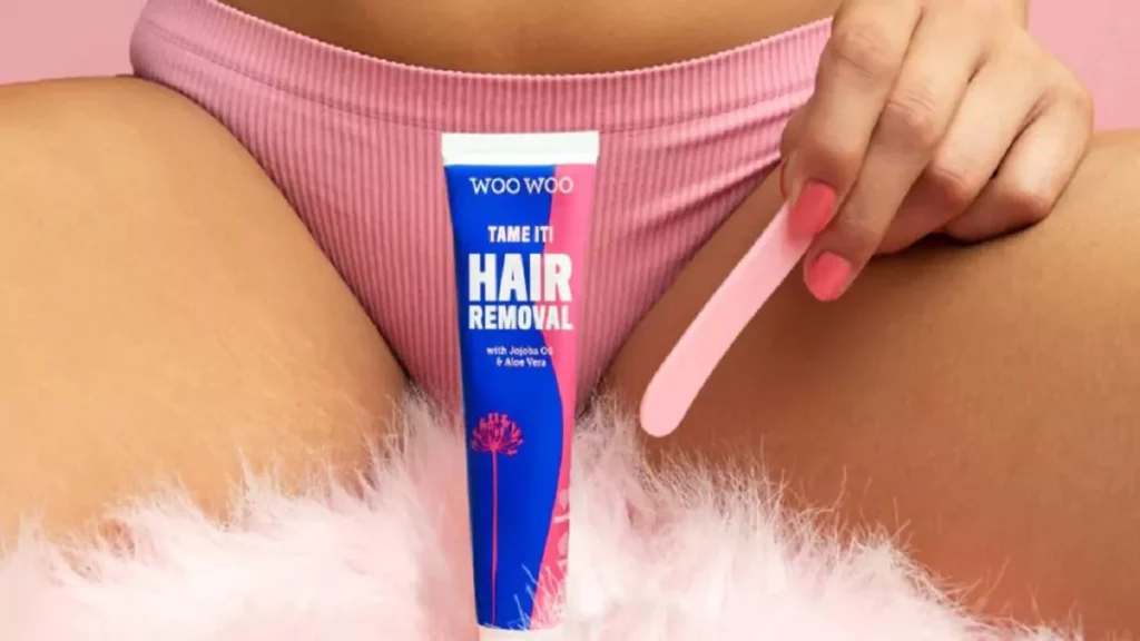 Mulher com bisnaga de creme depilatório para partes íntimas