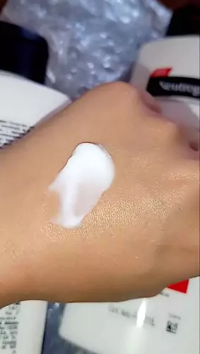 Foto de teste Neutrogena Body Care Intensive