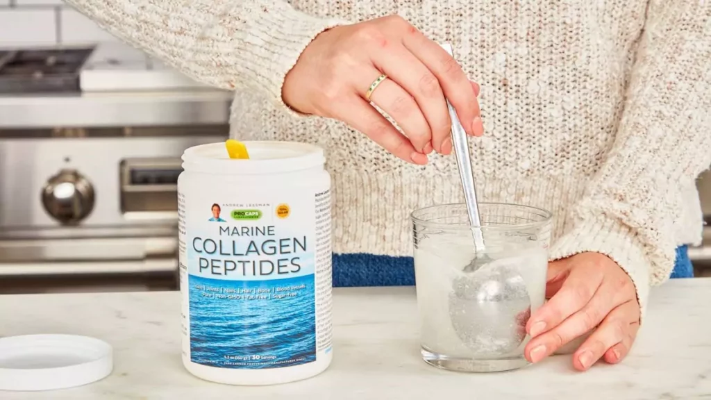 Mulher preparando drink de colágeno com ácido hialurônico